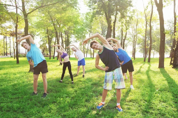 Группа молодых людей, обучающихся в парке — стоковое фото