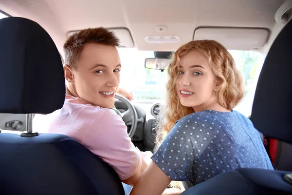 Paar mit Auto unterwegs — Stockfoto