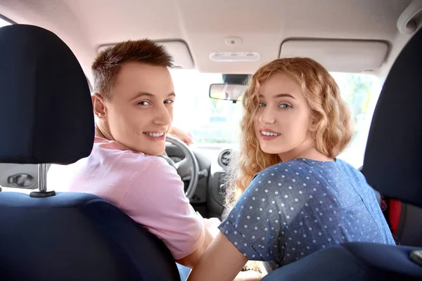 Pareja viajando en coche — Foto de Stock