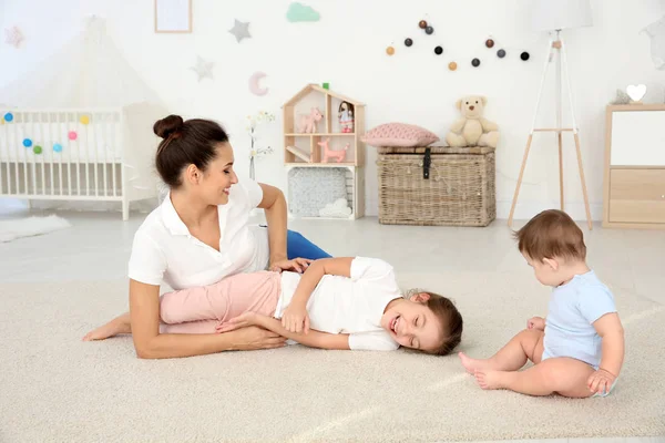 Jonge moeder met schattige kinderen — Stockfoto