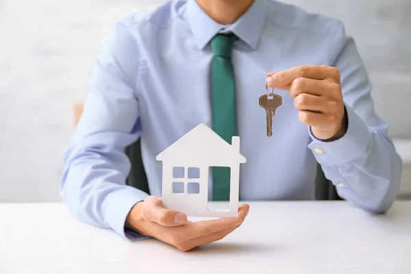 Real estate agent with key — Stock Photo, Image