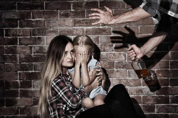 Homem abusando de sua esposa e filha — Fotografia de Stock