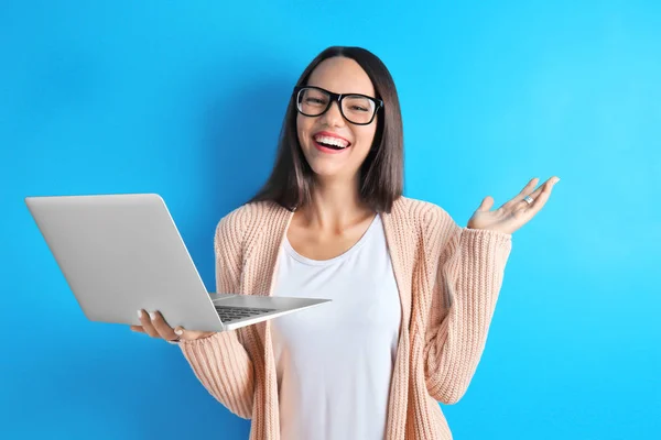 Jovem mulher com laptop — Fotografia de Stock