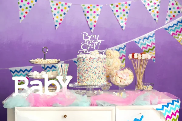 "Pojke eller flicka "tårta på buffébord — Stockfoto