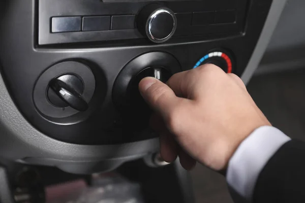Hand att slå på luftkonditioneringen i bilen — Stockfoto