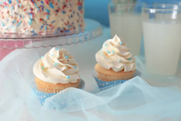 Deliciosos cupcakes na mesa — Fotografia de Stock