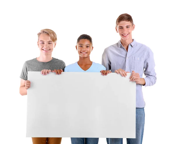Les adolescents avec affiche vierge sur fond blanc — Photo