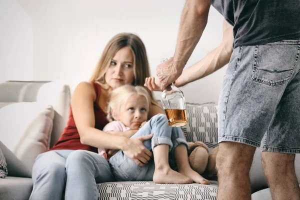 Adam karısını ve kızını taciz