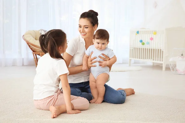 귀여운 아이 들과 젊은 어머니 — 스톡 사진