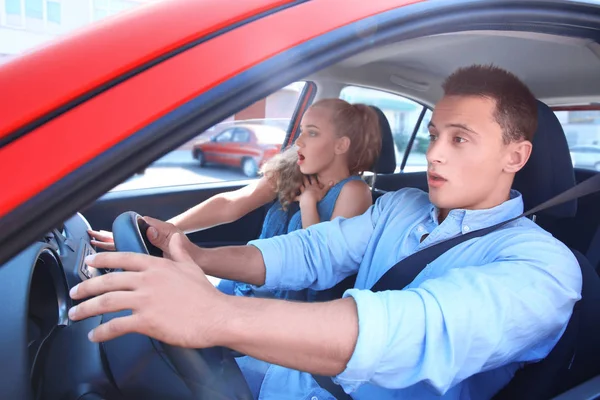 Angstige jonge paar in auto — Stockfoto