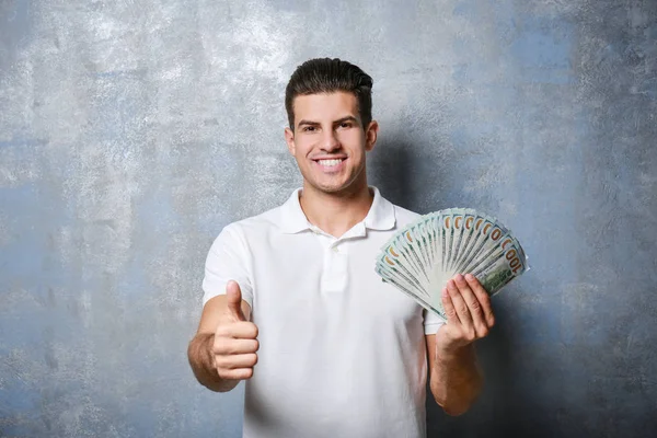 Молодий чоловік з грошима — стокове фото