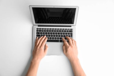 dizüstü bilgisayar kullanan adam