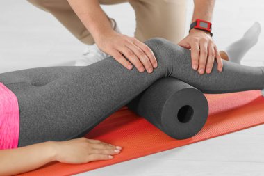 Fizyoterapist klinikte genç bayan hasta ile çalışma