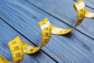 Ahşap masa, closeup üzerinde ölçüm bandı