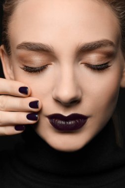 Şık makyaj güzel kadınla 