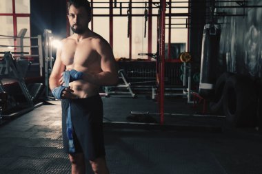 Erkek boxer el uygulama sarar 