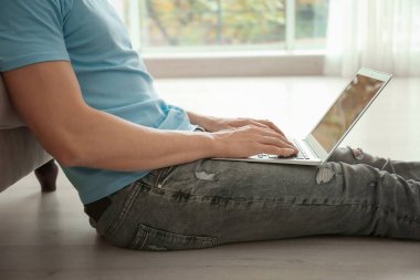 dizüstü bilgisayar kullanan adam