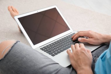 dizüstü bilgisayar kullanan adam