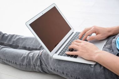 dizüstü bilgisayar kullanan adam