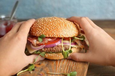 Bacon hamburger tutan kadın 