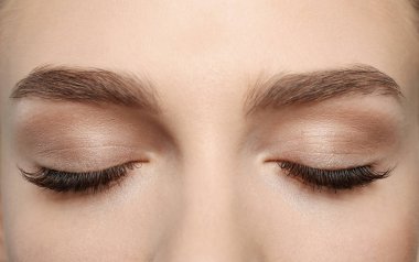 Kadın gözleri kapalı 