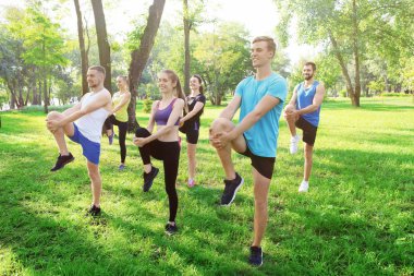 Bir grup genç insan parkta eğitim