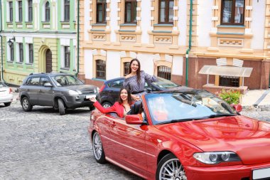 Cabriolet açık havada güzel genç kadın