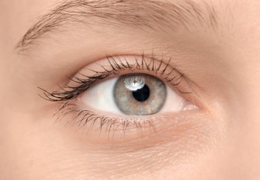 Kadın uzun kirpiklere gözle