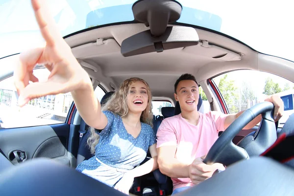 Paar reizen met de auto — Stockfoto