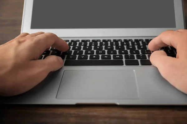 Homem usando laptop — Fotografia de Stock