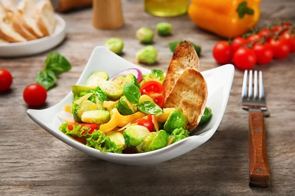 Ensalada con coles de Bruselas —  Fotos de Stock