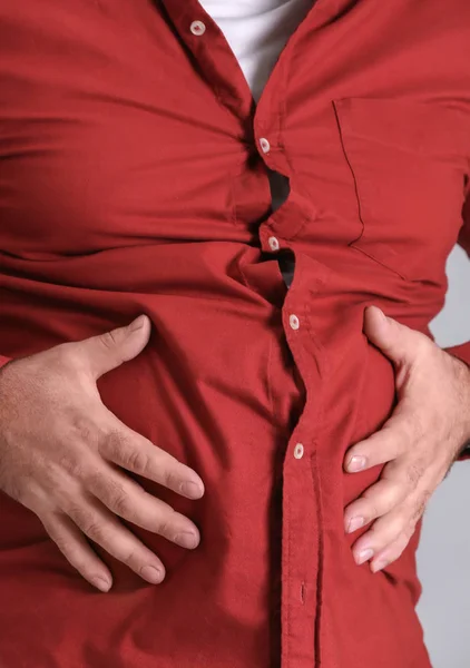 Hombre con sobrepeso y camisa ajustada — Foto de Stock