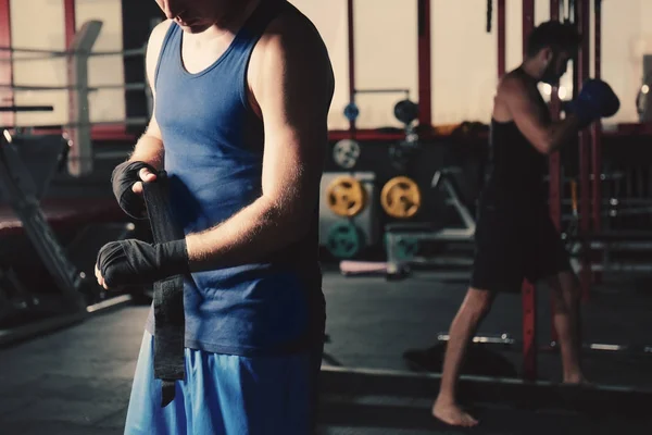 Boxeador masculino aplicando envolturas de mano — Foto de Stock