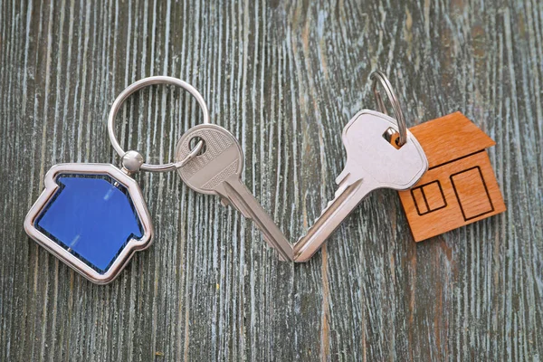 Ключи с безделушками на столе — стоковое фото