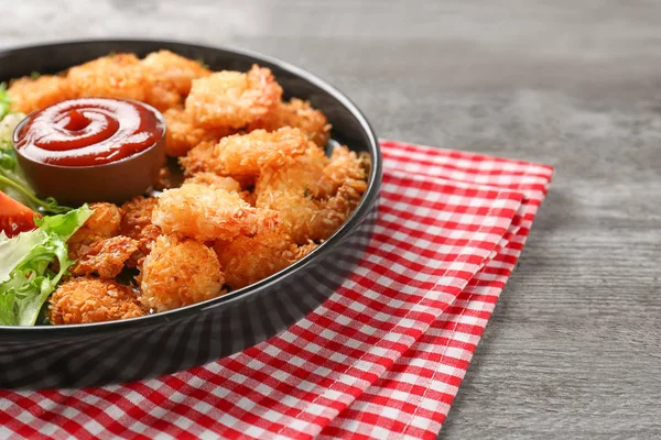 Plaat met lekkere garnalen mandje — Stockfoto