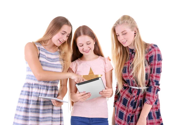 Adolescentes con tabletas sobre fondo blanco —  Fotos de Stock
