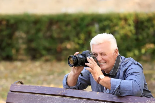 Mature man taking photo — Stock Photo, Image