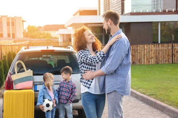 Ung familj med barn nära bil — Stockfoto