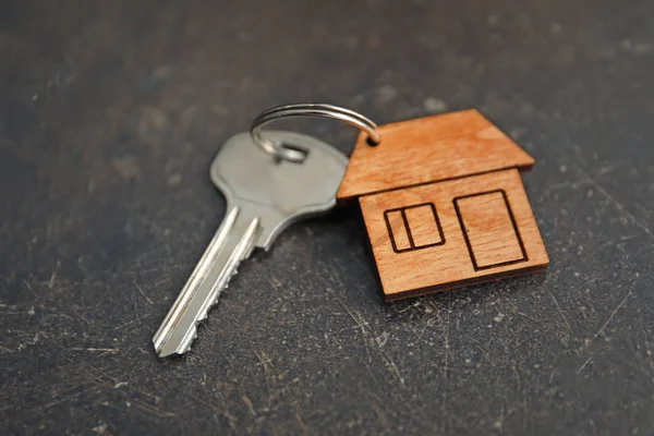 Kunci dengan pernak-pernik dalam bentuk rumah — Stok Foto