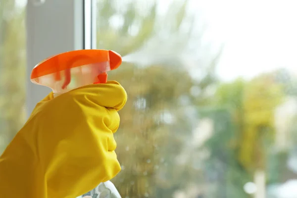 Renare tvätt fönster inomhus — Stockfoto