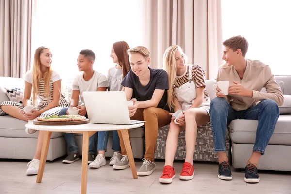 Skupina teenagerů sledování filmu doma — Stock fotografie