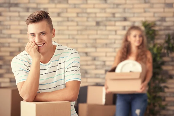 Jong koppel met Verhuisdozen — Stockfoto