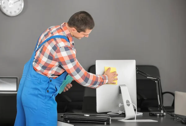 Joven hombre que limpia la computadora —  Fotos de Stock