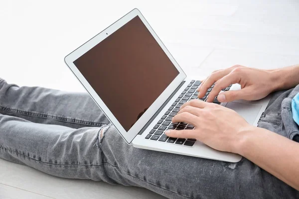 dizüstü bilgisayar kullanan adam