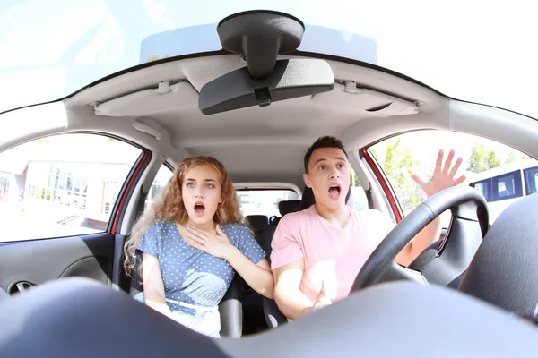 Asustada pareja joven en coche — Foto de Stock