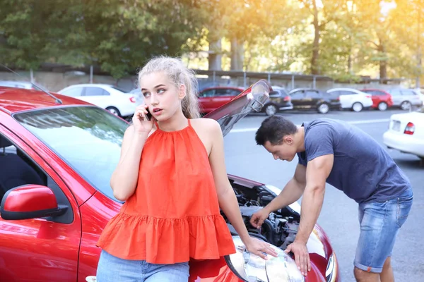 Žena mluvila po telefonu — Stock fotografie