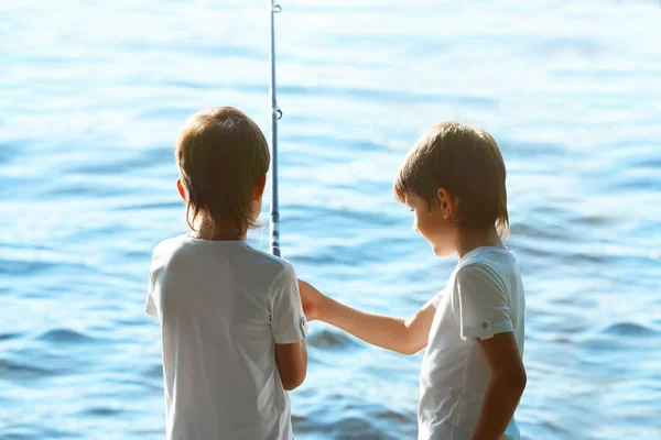 Kleine Jungen angeln auf dem Fluss — Stockfoto