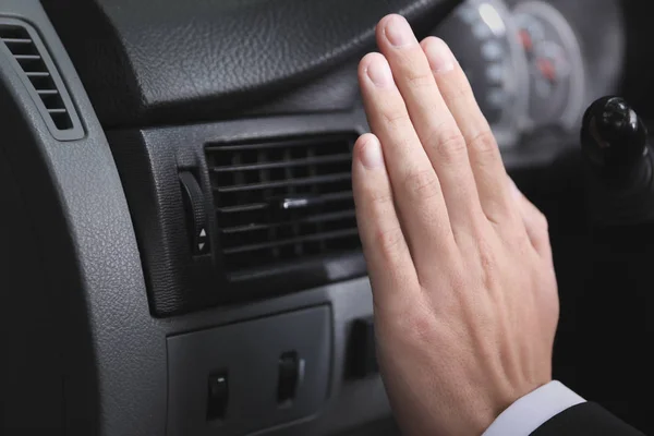 Hand att slå på luftkonditioneringen i bilen — Stockfoto