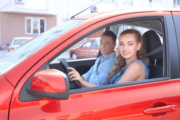 Paar reizen met de auto — Stockfoto