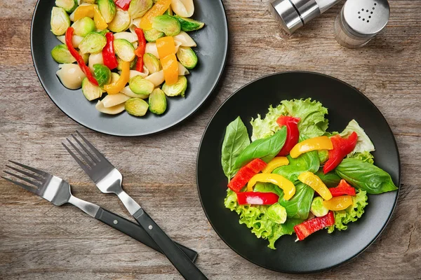 Platos con coles de Bruselas — Foto de Stock